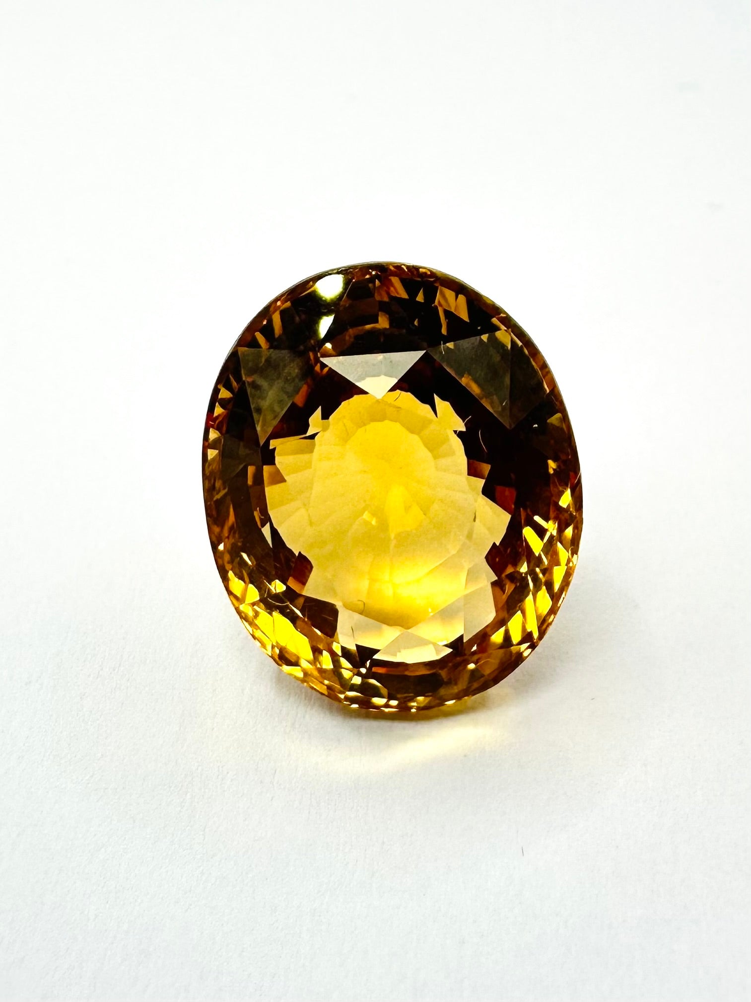 15.85cts 16.97x14.00mm round faceted Golden Yellow Citrine
