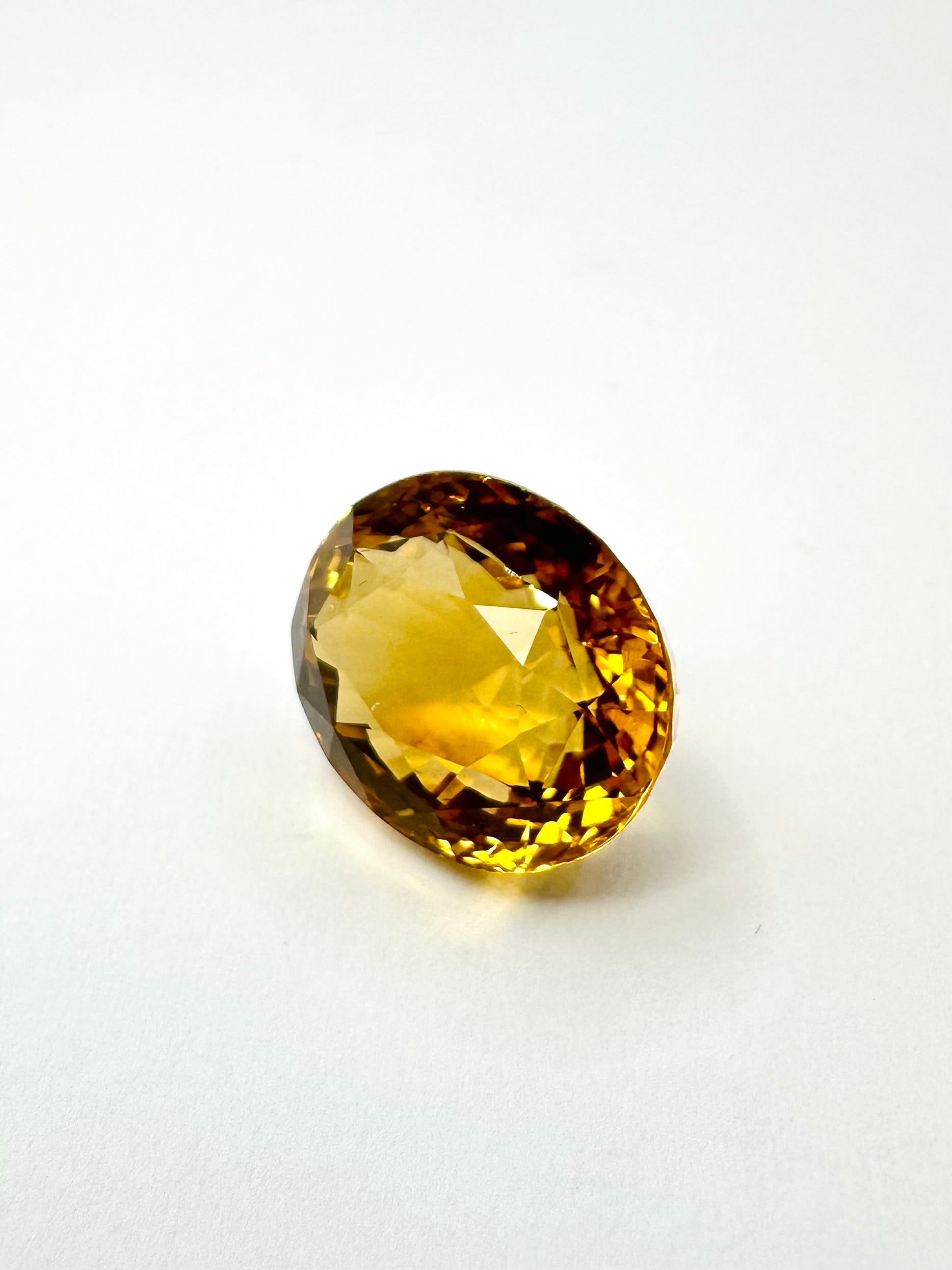 15.85cts 16.97x14.00mm round faceted Golden Yellow Citrine