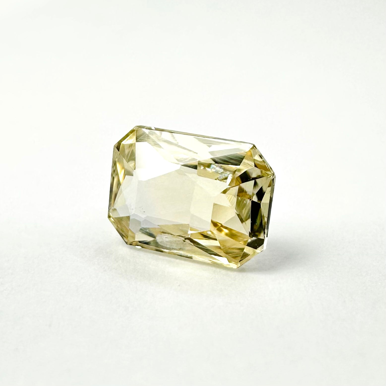 1.24cts 7.2x5.2mm Octagon Cut Faceted Champagne-Yellow Sapphire