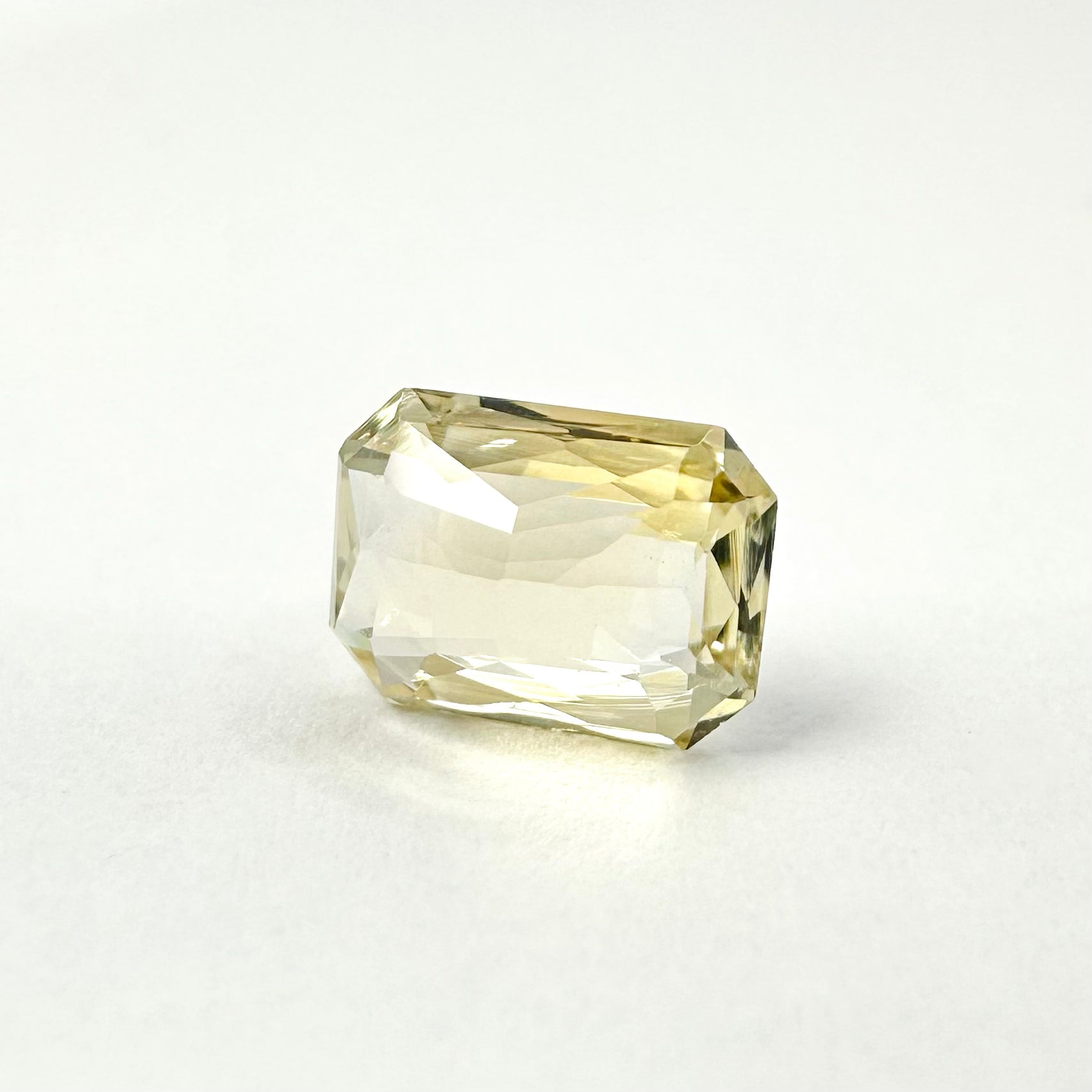 1.24cts 7.2x5.2mm Octagon Cut Faceted Champagne-Yellow Sapphire