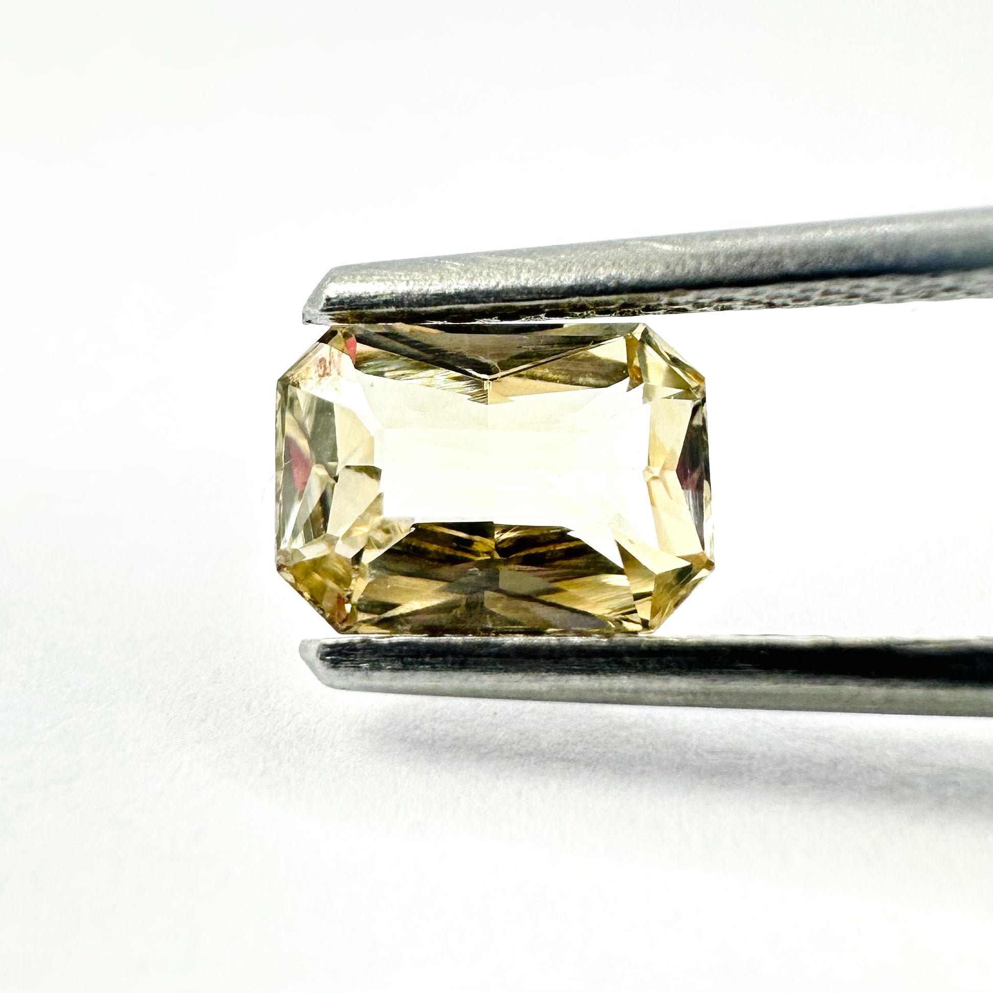 1.24cts 7.2x5.2mm Octagon Cut Faceted Champagne-Yellow Sapphire