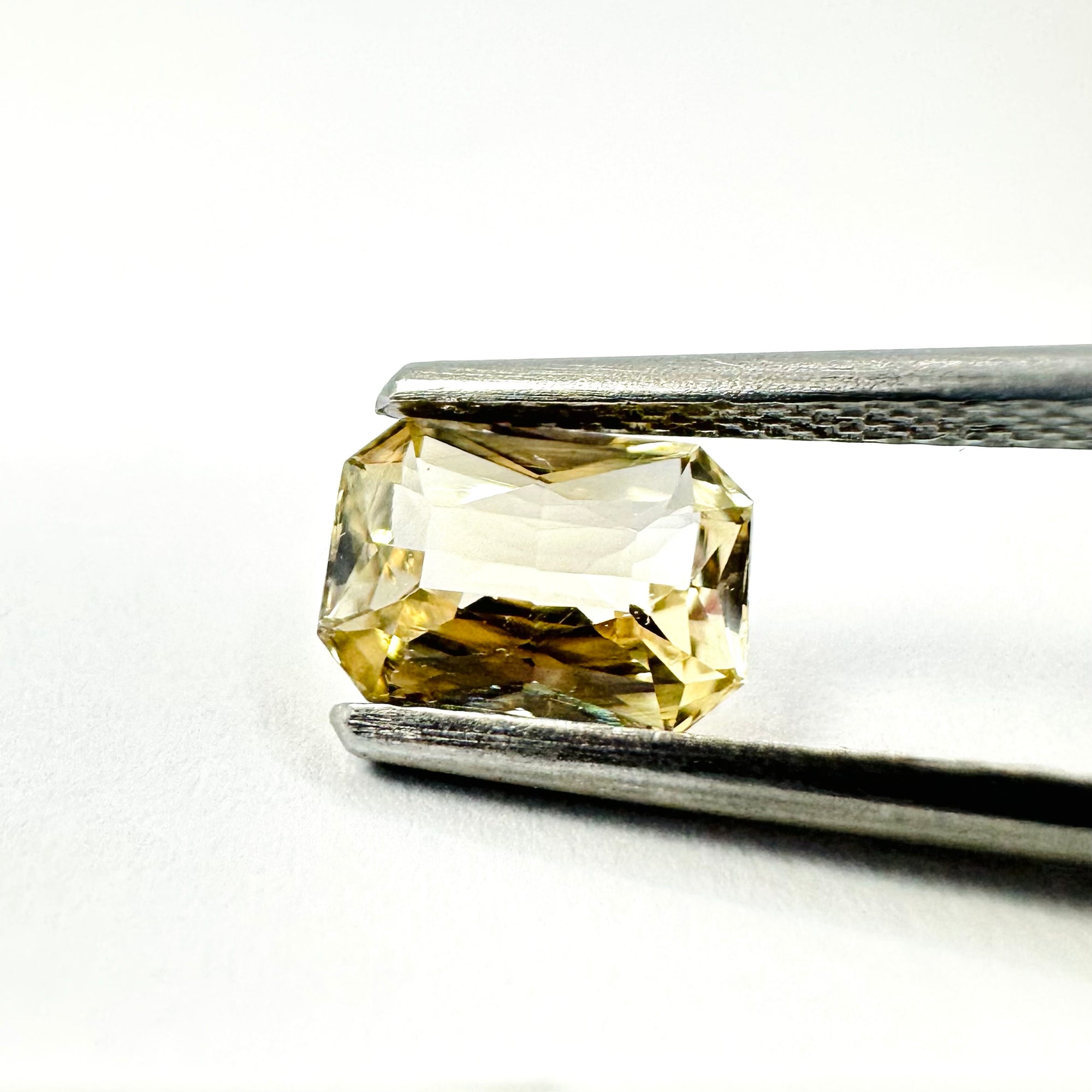1.24cts 7.2x5.2mm Octagon Cut Faceted Champagne-Yellow Sapphire