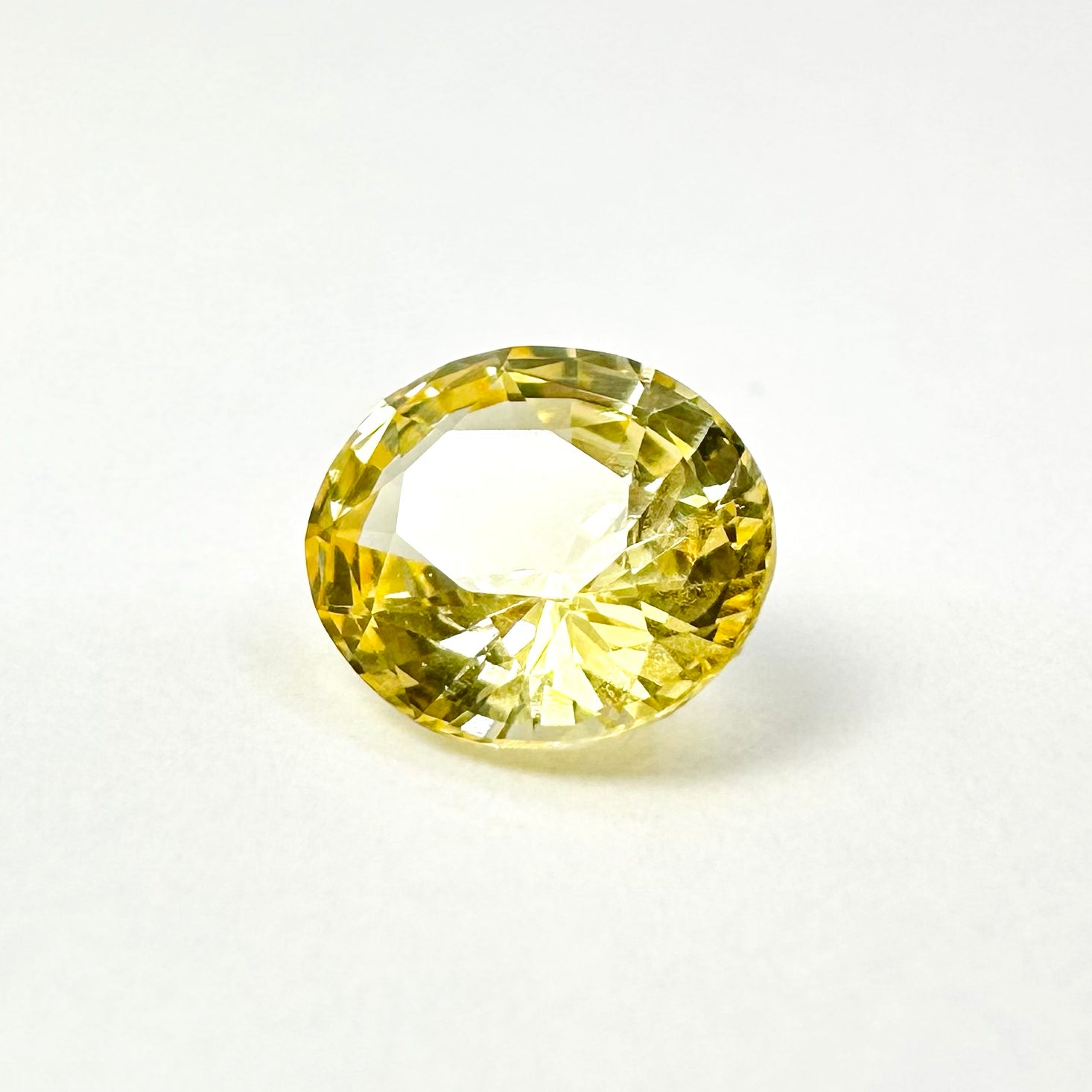 1.23cts 6.9x6mm Oval Faceted Champagne-Yellow Sapphire