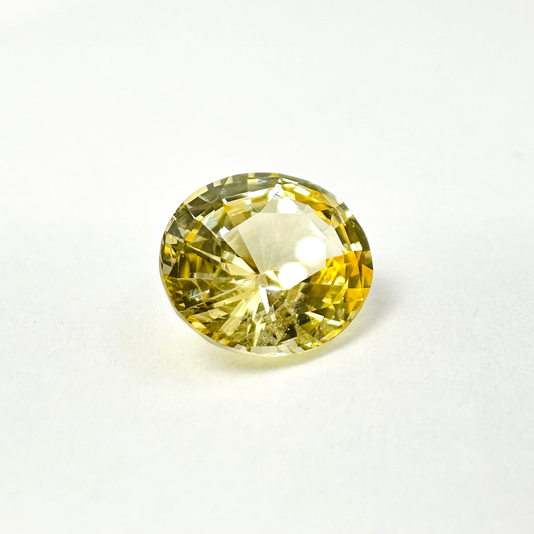 1.23cts 6.9x6mm Oval Faceted Champagne-Yellow Sapphire