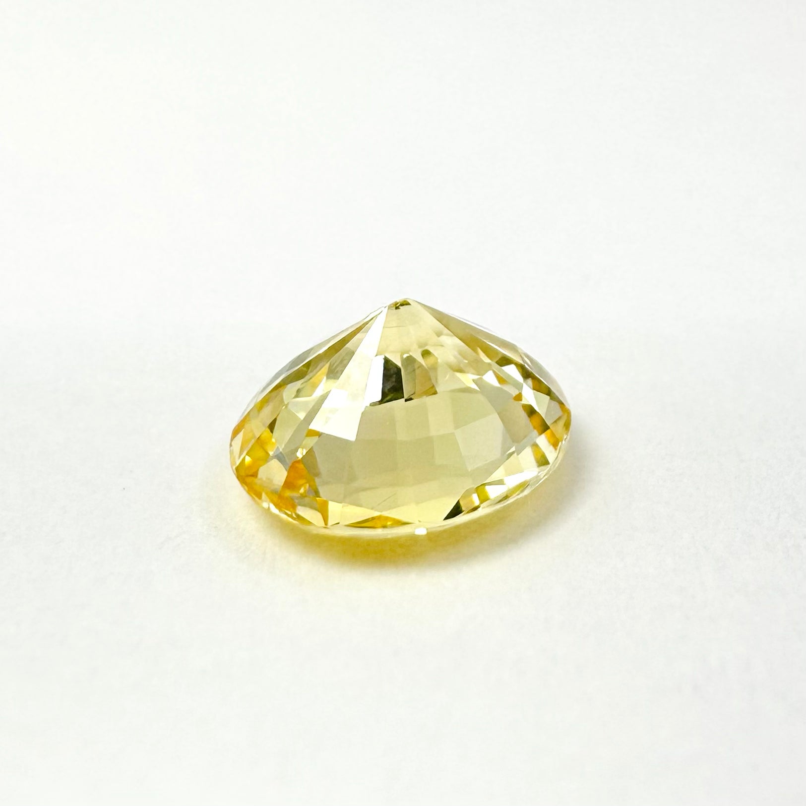 1.23cts 6.9x6mm Oval Faceted Champagne-Yellow Sapphire
