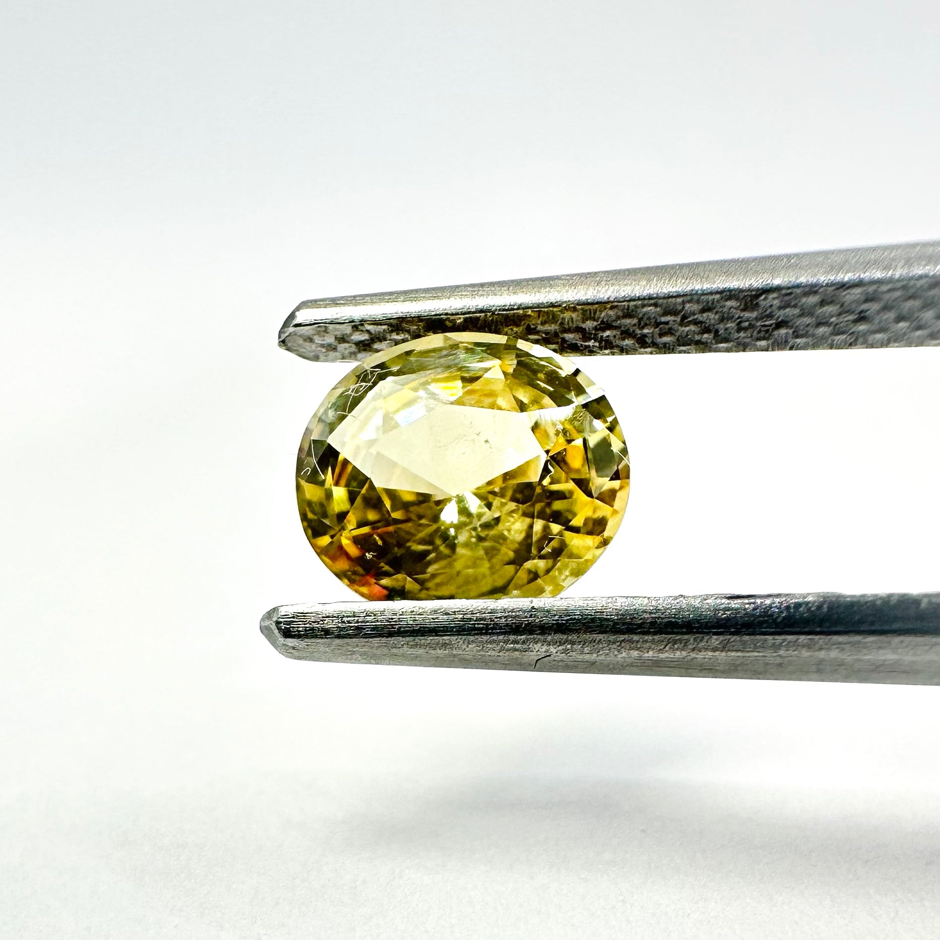1.23cts 6.9x6mm Oval Faceted Champagne-Yellow Sapphire