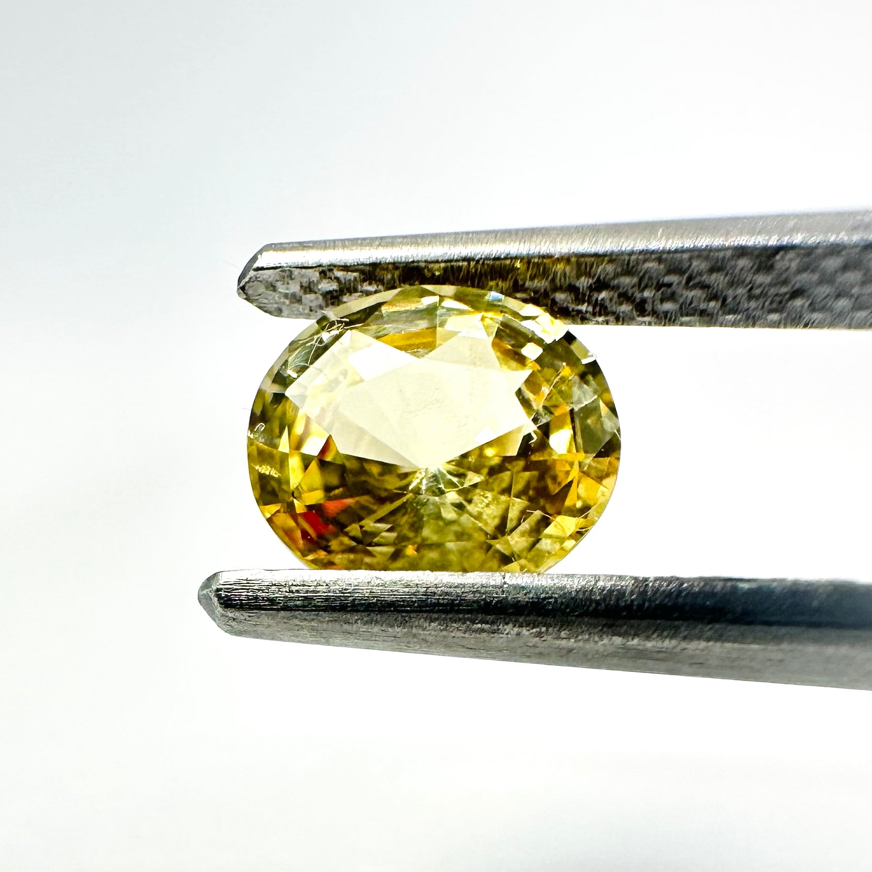 1.23cts 6.9x6mm Oval Faceted Champagne-Yellow Sapphire
