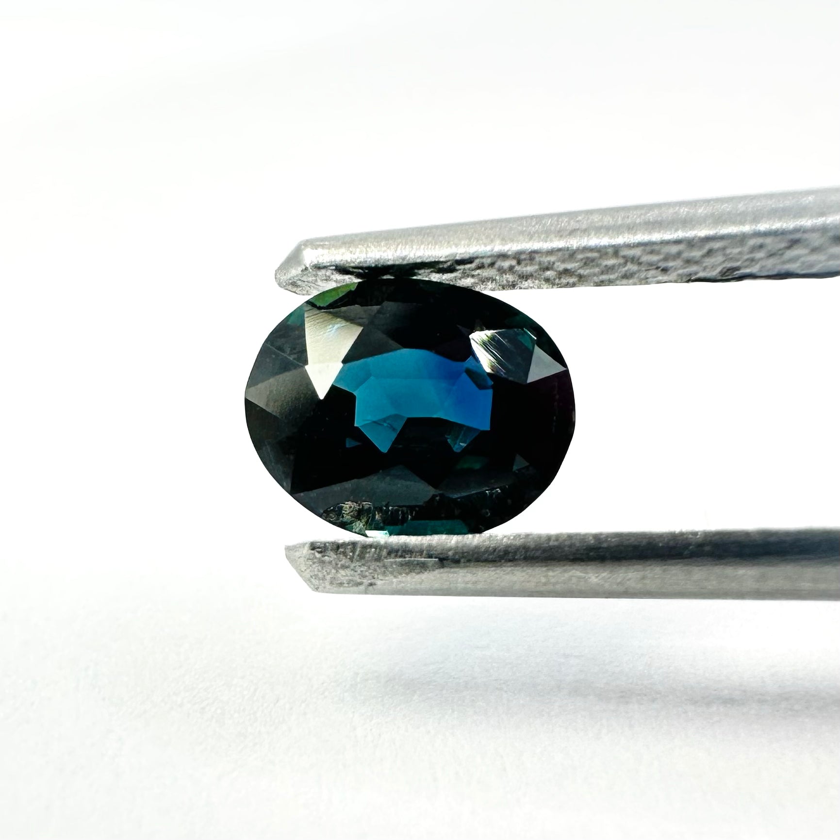 0.91cts 6.5x5.3mm Oval Faceted Blue-Teal Sapphire