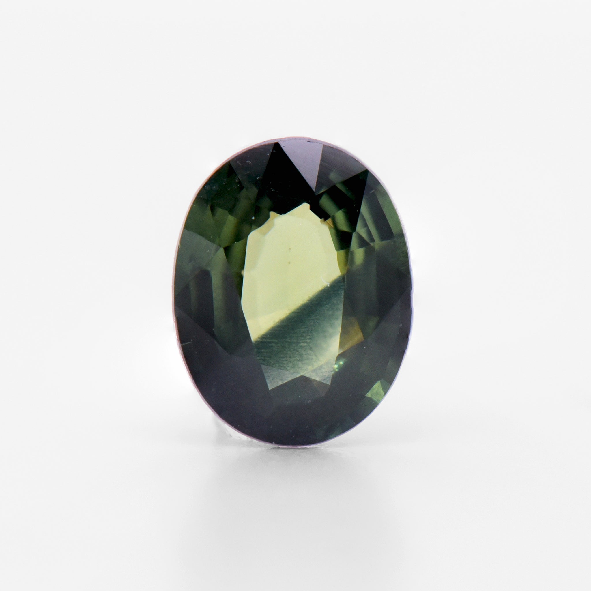 1.45cts 8x6.2mm Oval Faceted Bi-Colour Green Sapphire