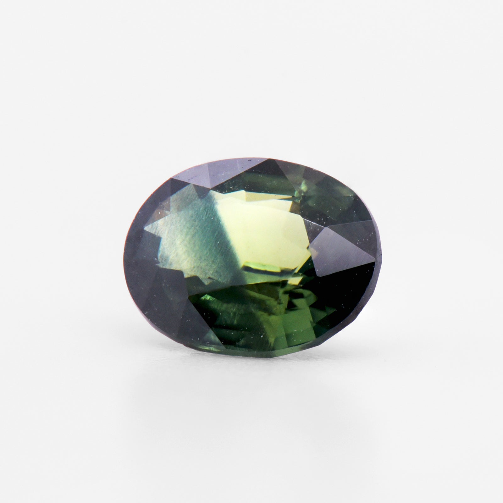 1.45cts 8x6.2mm Oval Faceted Bi-Colour Green Sapphire